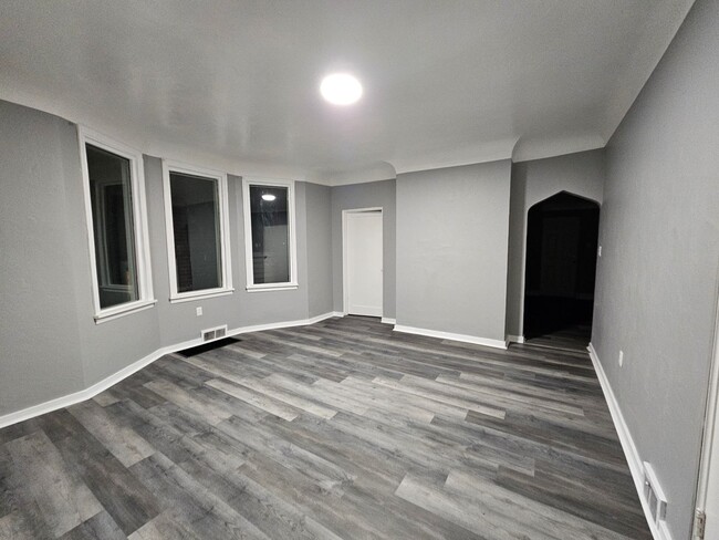 Building Photo - Newly updated 2 bedroom 1 bsth apartment i...