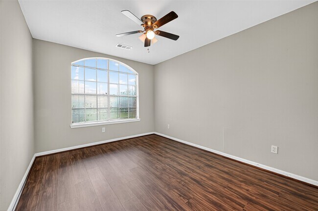 Building Photo - 17162 Summer Hollow Dr