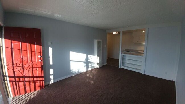 Building Photo - *Newly Refurbished ** First Month Free!