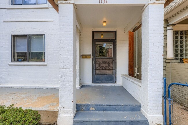 Building Photo - Charming Upper-Level 2 bed 1 bath Unit in ...