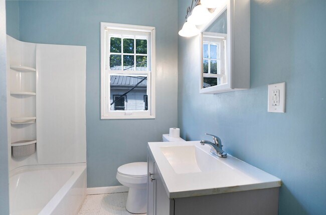 Building Photo - Charming Historic 2BR Apartment with Garag...