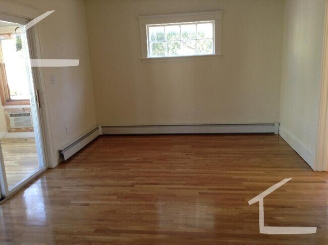 Building Photo - Rare Single Family 4BR/3BA w/laundry, parking, yard! 9/1