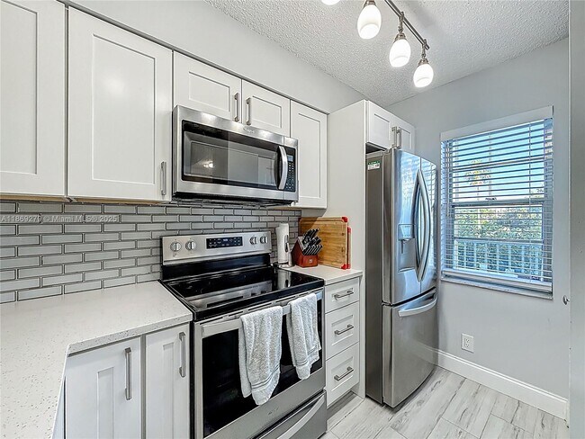 Building Photo - 2228 N Cypress Bend Dr