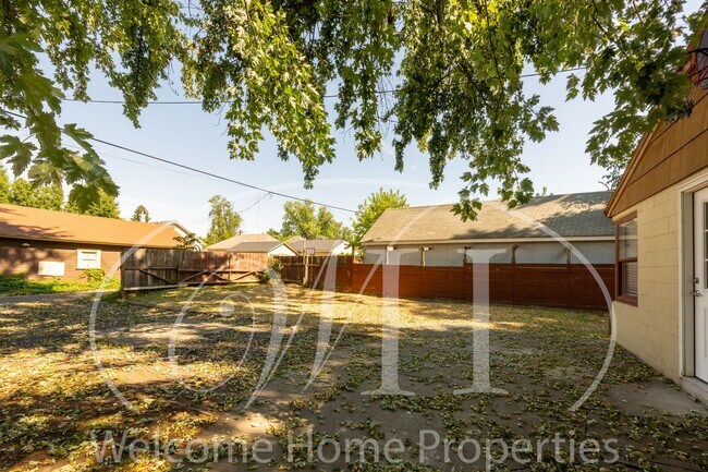 Building Photo - 3-Bedroom Home with Fenced Yard & Off-Stre...