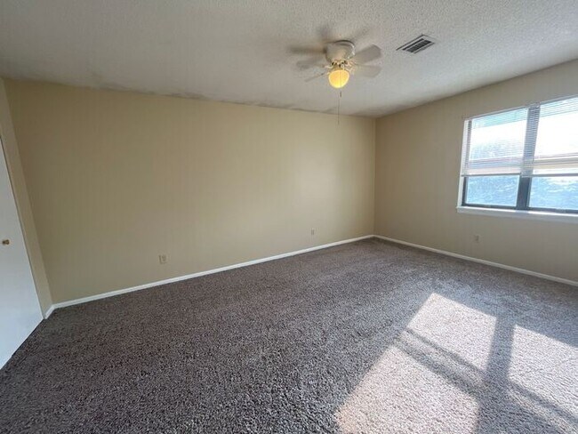 Building Photo - Spacious 2-Bed/1-Bath/1-Car Townhouse in P...