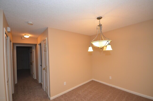 Building Photo - 13715 Richmond Park Dr N