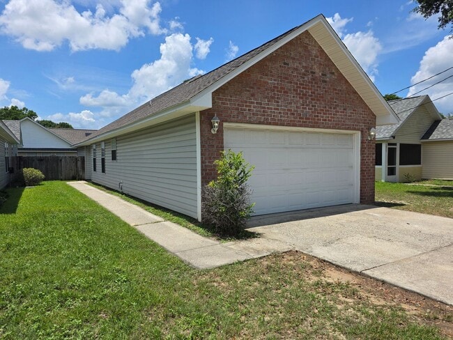 Building Photo - 3BR/2BA home with 2 car garage and privacy...