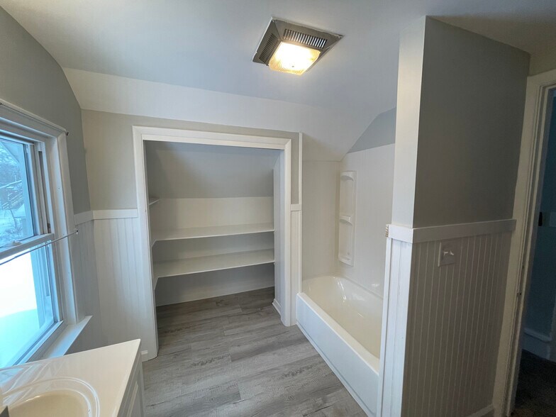 Building Photo - 104 Lynhurst Ave