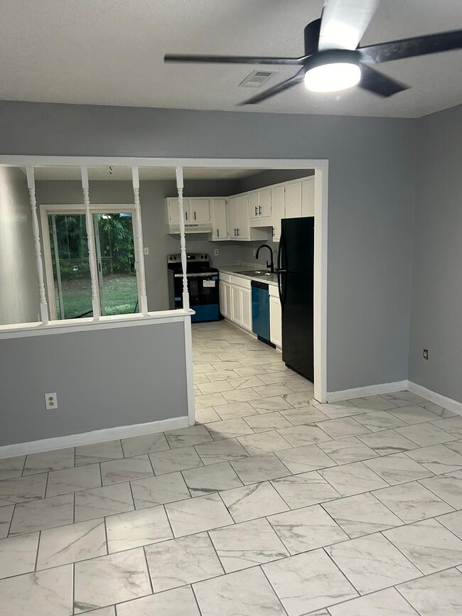 Building Photo - 614 Miller Ave