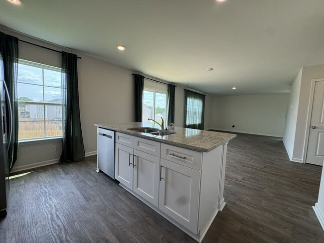Building Photo - ***** $200 OFF FIRST MONTH RENT *****