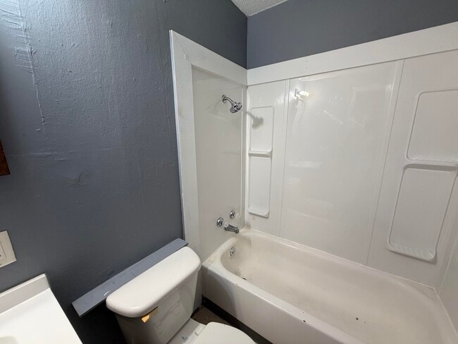 Building Photo - 1003 Shasta-