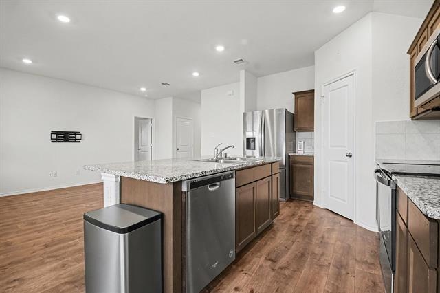 Building Photo - 717 English Dr