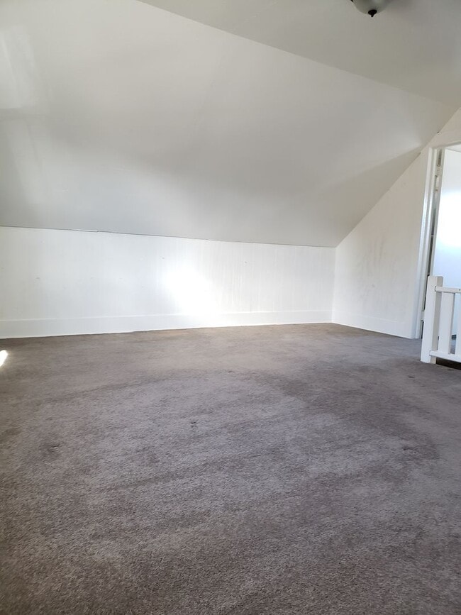 Building Photo - 2+ Bedroom, 2 bathroom Charming Home Avail...