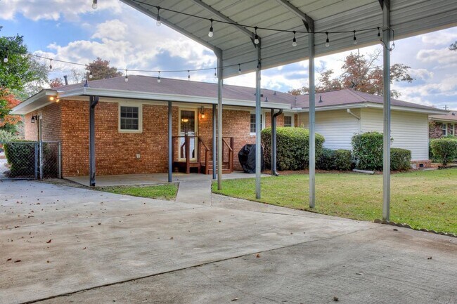 Building Photo - 3649 Lynnwood Dr