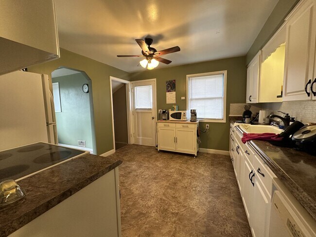 Building Photo - Fantastic 4 Bedroom 2 Bath Northside Home