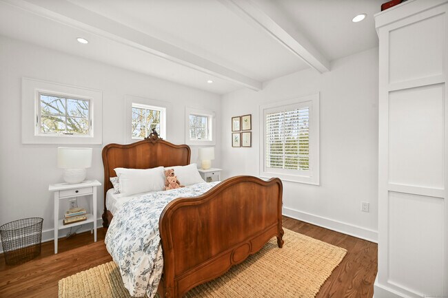 Building Photo - 104 Roton Ave