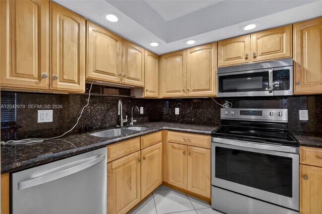 Building Photo - 4015 W Palm Aire Dr