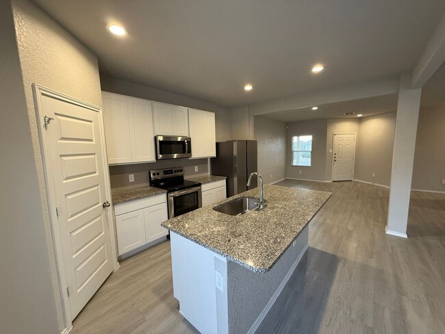 Building Photo - 4 Bedrooms, 2.5 Bathroom house with a huge back yard in New Braunfels!