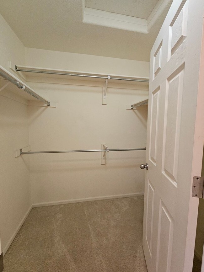 Building Photo - Beautiful Townhome - Great Location - Gara...