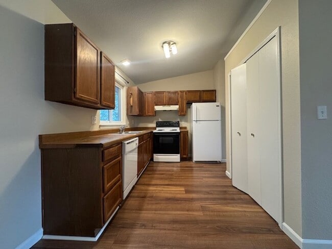 Building Photo - 4-Bedroom Home with 2-Car Garage close to ...