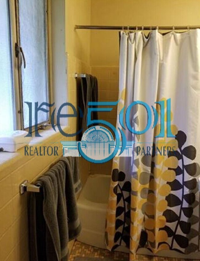 Building Photo - Lovely Home Near UALR