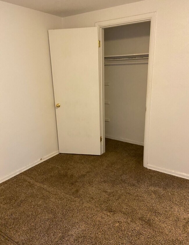 Building Photo - Available April 1 - 1 Bed/1 Bath Lindsley Park Condo