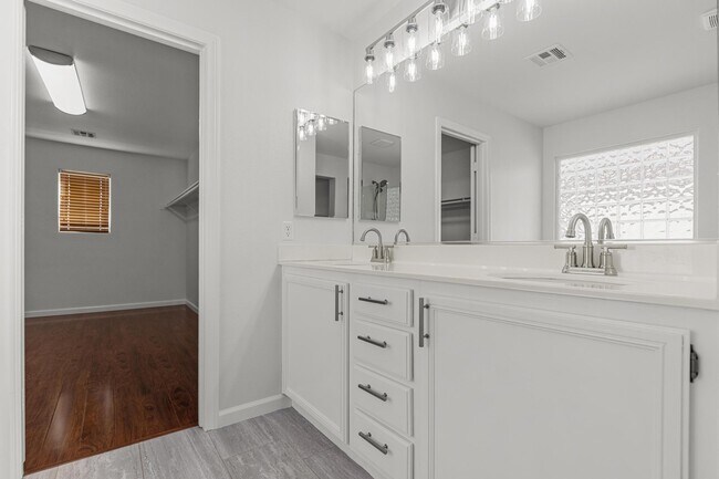 Building Photo - 11135 Alora St