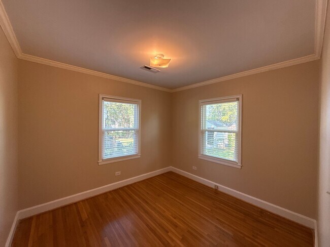 Building Photo - 817 Everett Pl