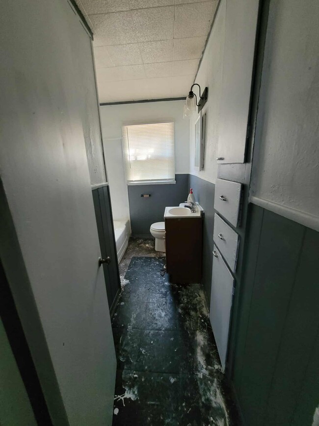 Building Photo - 108 E Cedar Ave