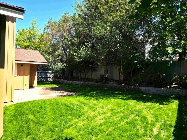 Building Photo - Beautifully Updated 3 Bedroom 2 Bath Updated Home in Lakeridge Springs with Included Yard Care