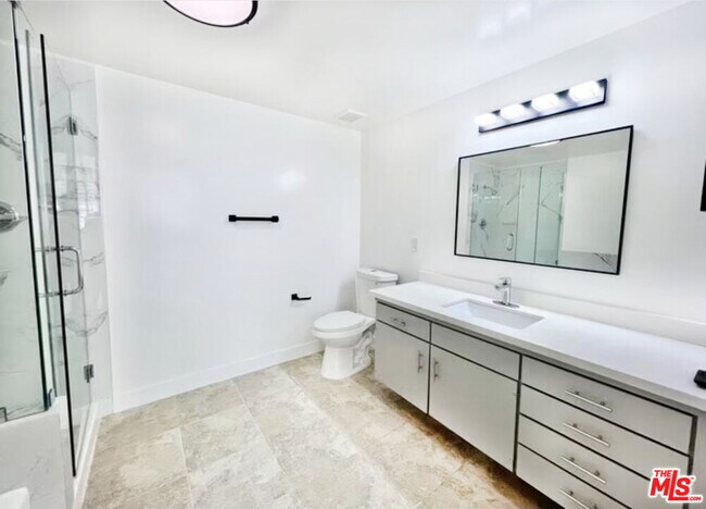 Building Photo - 468 S Roxbury Dr