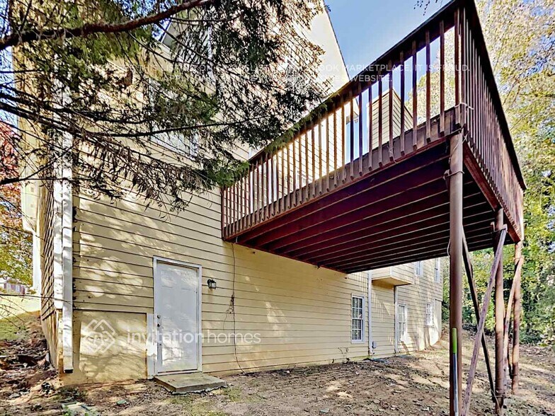 Building Photo - 559 Parliament St