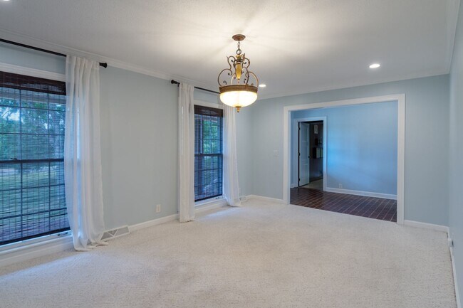 Building Photo - Single Family Home on almost an acre, 4 be...