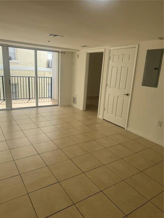 Building Photo - 2120 W Flagler St