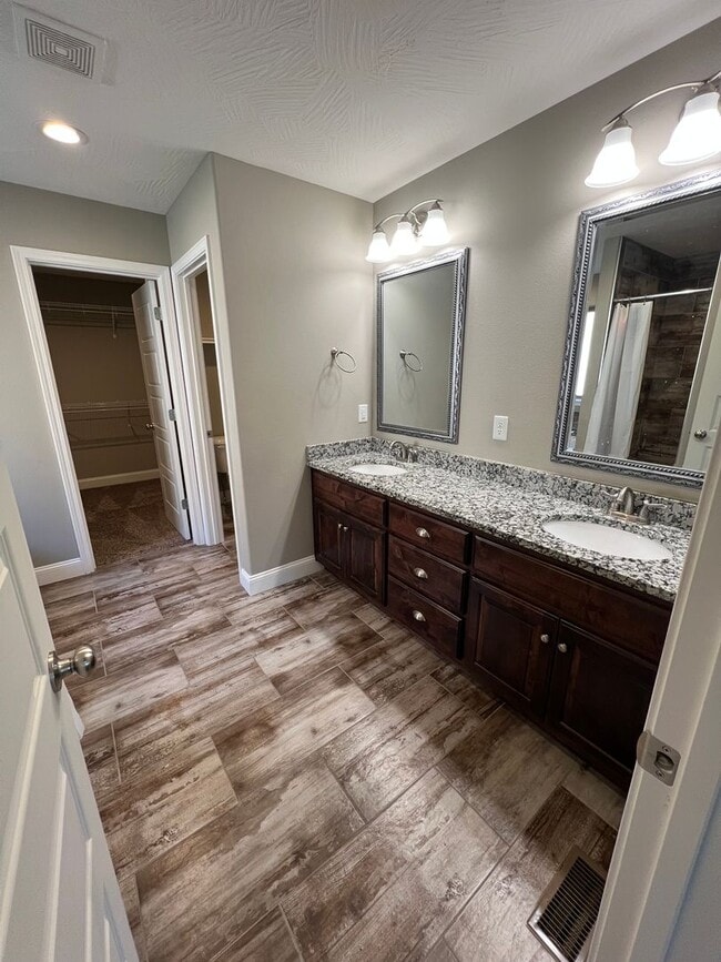 Building Photo - 4 Bedroom | 2 Bathroom | 3 Car Garage| Springfield MO | Fire Place | Covered patio!