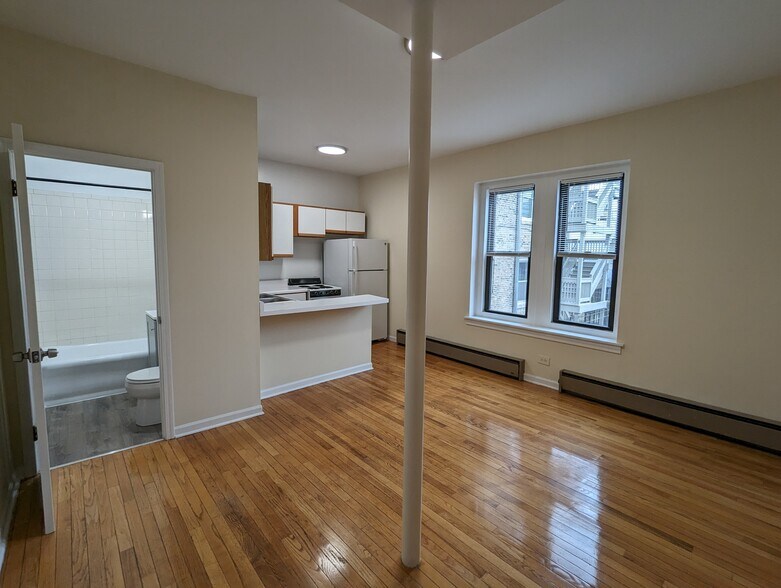 Building Photo - 633 W Barry Ave