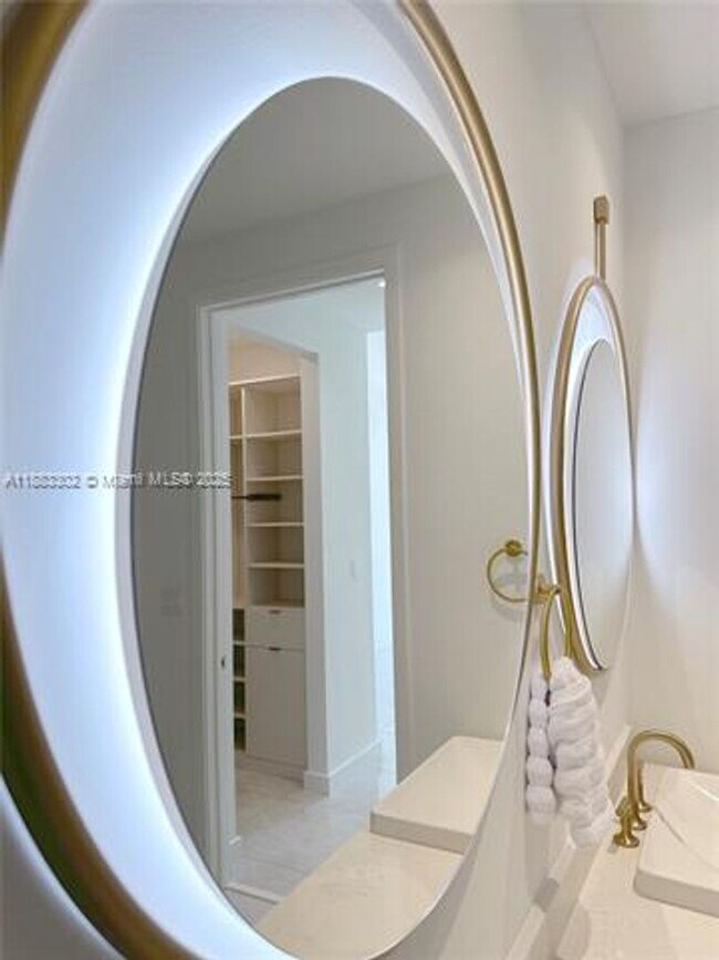 Building Photo - 2655 S Bayshore Dr