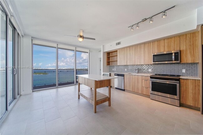 Building Photo - 2150 N Bayshore Dr