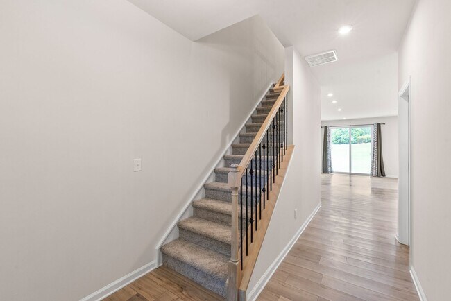 Building Photo - Like-New Townhome in Pristine, Move-In Ready Condition