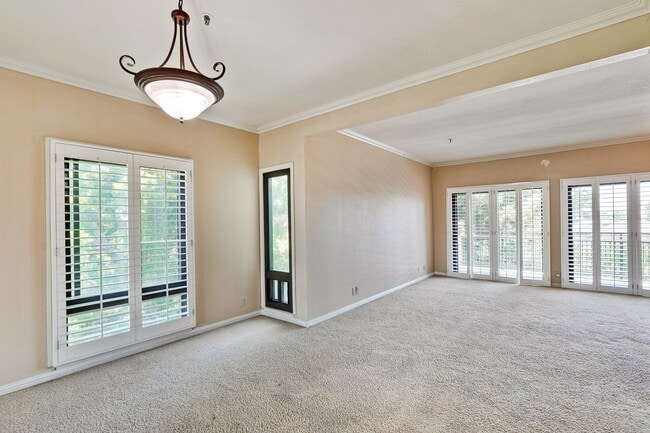 Building Photo - Large, Comfy 2BR, 2BA Condo with Convenient Location