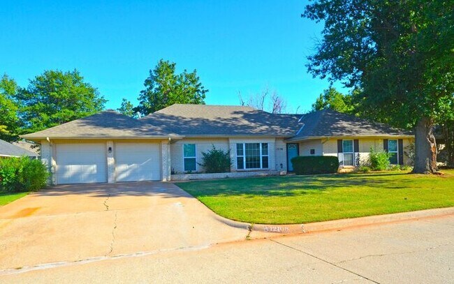 Building Photo - 4 Bed 2.5 Bath 2 Car Garage in Camelot Addition NW OKC