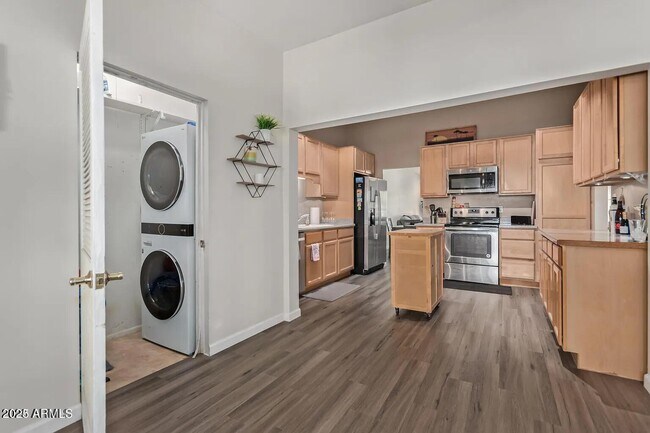 Building Photo - 6108 N 12th Pl