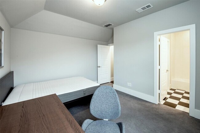 Building Photo - 6812 Royal Liverpool Dr