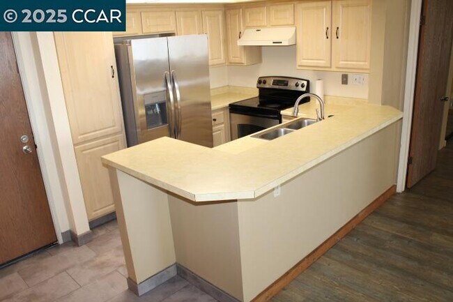 Building Photo - 1000 Evergreen Ter