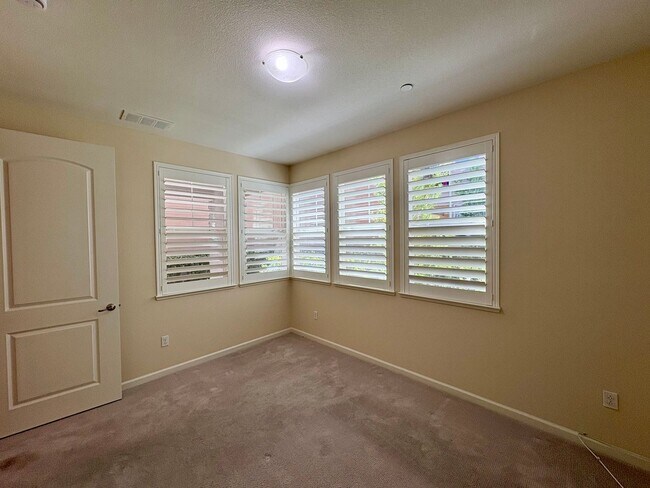 Building Photo - Spacious 4-Bedroom Townhouse