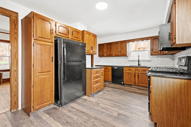 Building Photo - Available now! STUNNING 3-BEDROOM / 2-BATHROOM home in CARRICK!  SECTION 8 ACCEPTED!