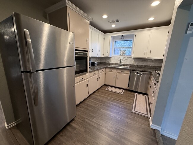 Building Photo - 6899 Jefferson Blvd