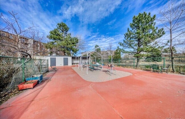 Building Photo - 1150 Golden Cir
