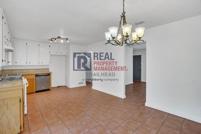 Building Photo - Inviting Home with Pool in Established Cleburne Neighborhood