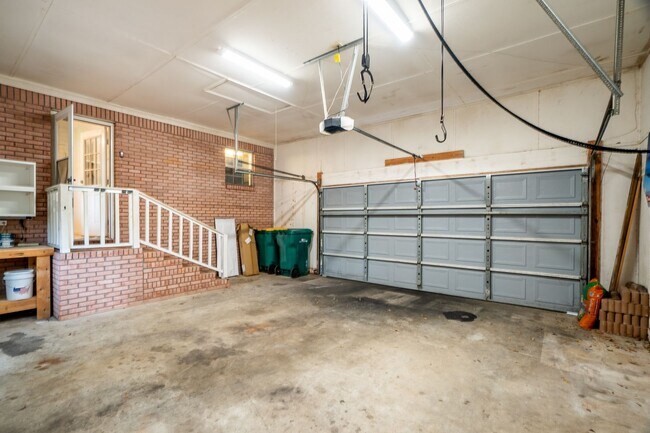 Building Photo - 2823 Lake Silver Rd